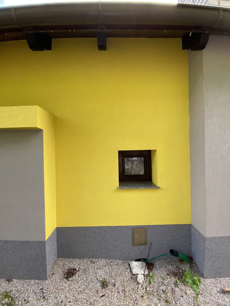 odstranjevanje plesni in alg na rumeni fasadi