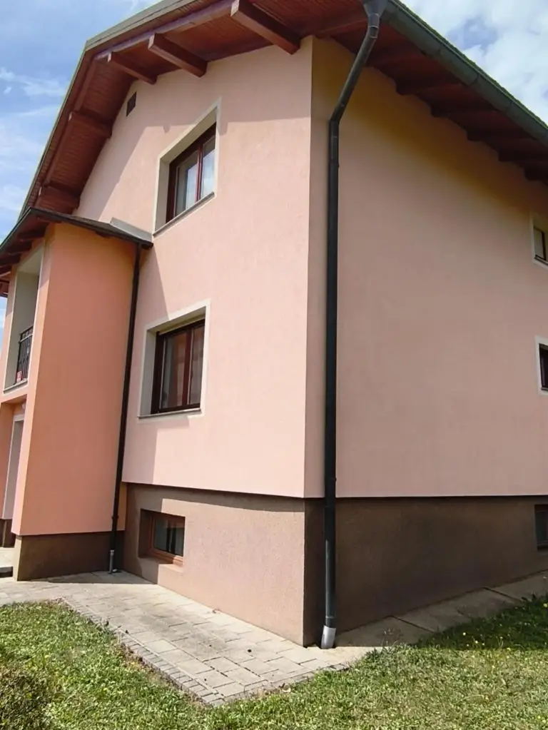 Del očiščene fasade
